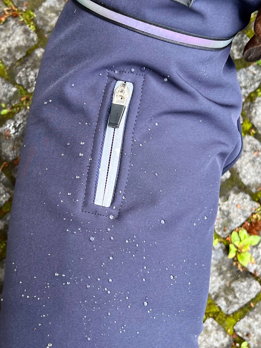 Marineblauer Softshell-Regenmantel für Dackel